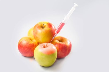 Kırmızı boya ile yeşil elma şırınga.