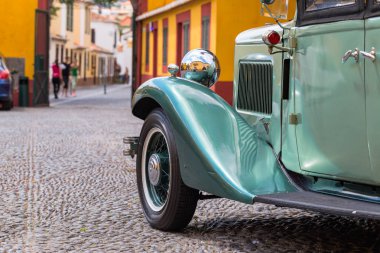 Fortaleza de Sao Tiago Funchal içinde kanat, tekerlek ve Far 1932 eski model araba, Park.