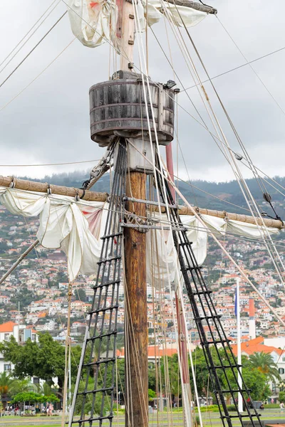 Tackles of an old sailing vessel - a mast, a mast, raised red-white sails, ropes. — Stock Photo, Image