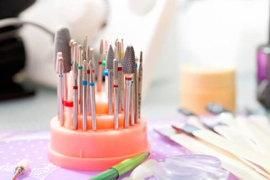 Kesiciler manikür için cihaz ve tırnak bakım tablo için araçlar kümesi