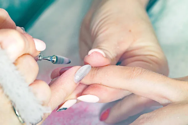 Eliminación de esmalte de uñas para mujeres con máquina de manicura — Foto de Stock