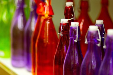 Mağaza rafındaki çok renkli cam şişe.