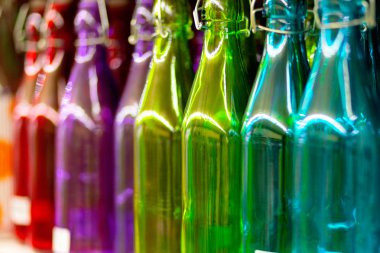 Mağaza rafındaki çok renkli cam şişe.