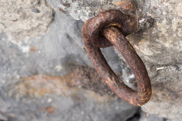 Vieil anneau rouillé dans un mur de pierre gros plan . — Photo