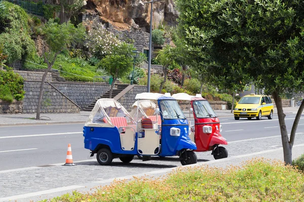 FUNCHAL, MADEIRA, PORTUGAL - 22 DE JULIO DE 2018: Dos coches eléctricos turísticos en el muelle de Funchal — Foto de Stock