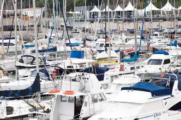 Funchal, Madeira, Portugal - 22. Juli 2018: viele Yachten und Boote im Yachthafen von Funchal — Stockfoto