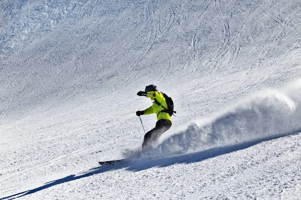 スキーヤーは高速で山腹を急に回る. — ストック写真