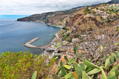 Portekiz 'in Madeira kentindeki Ponto do Sol limanının ve sahil şeridinin görüntüsü.