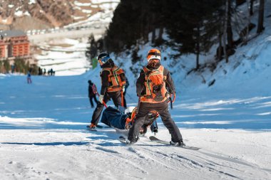 Bir kayak merkezindeki kurtarma ekipleri kurbanı yamaçtan tahliye etti.