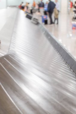 Bagaj talebinde havaalanında bagaj bandı, odak dışında.