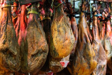 El-Tarter, Andorra - 15 Şubat 2019: Mağazavitrininde tüm jamon