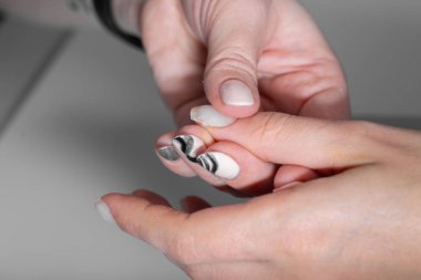 Donanım manikür ve müşterinin elleri efendisinin elleri Varn uygulaması sırasında yakın çekim