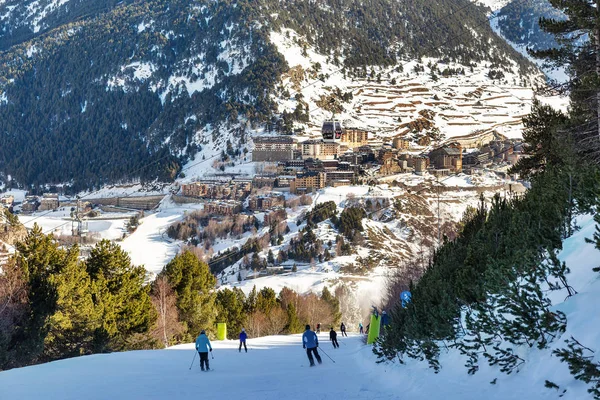 Pireneler'deki köyün görünümü, kışın kayak pistlerinden Andorra — Stok fotoğraf