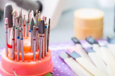 Kesiciler manikür için cihaz ve tırnak bakım tablo için araçlar kümesi