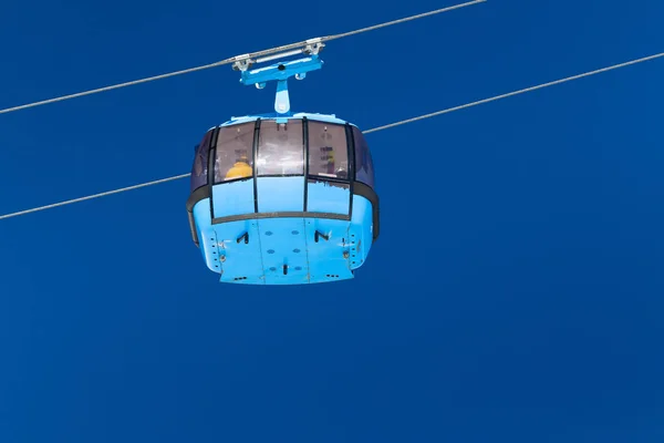 Cabine fermée du téléphérique de la station de ski . — Photo