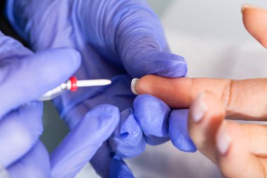 Salonda bir donanım manikür bir oturum, bir değirmen tarafından işleme.