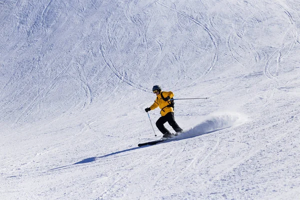 高速でスキーヤーが山から降りる. — ストック写真