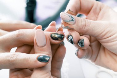 Salonda manikür çivi bir desen çizim.