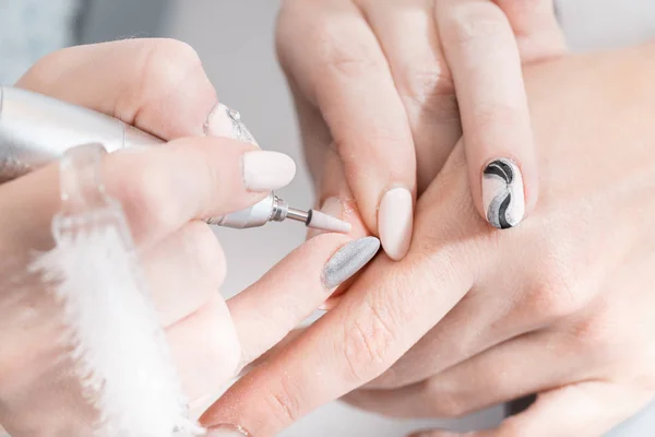 Manicura de hardware de sesión en el salón de spa . — Foto de Stock