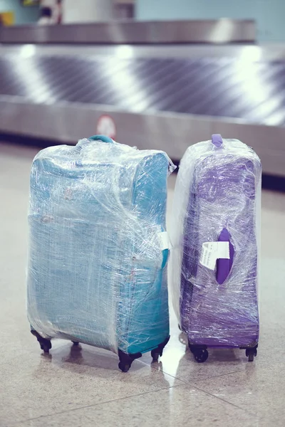 Baggage at the airport in the baggage claim area at the conveyor belt. — Stock Photo, Image