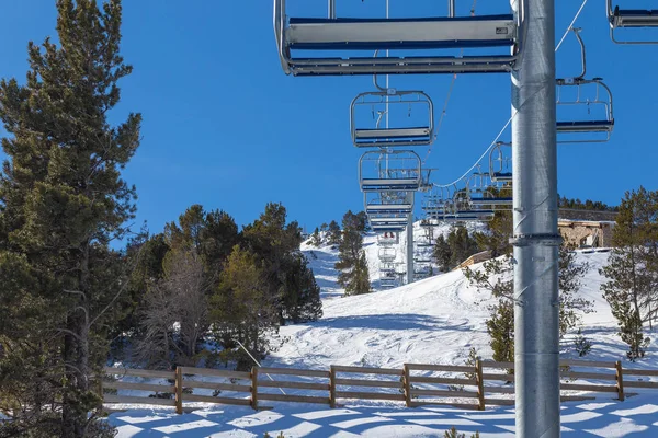 Línea de telesilla en un resort de invierno en las montañas . — Foto de Stock