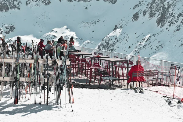 PYRENEES, ANDORRE - 13 FÉVRIER 2019 : Touristes inconnus dans une station de ski dans un café sur le flanc d'une montagne — Photo