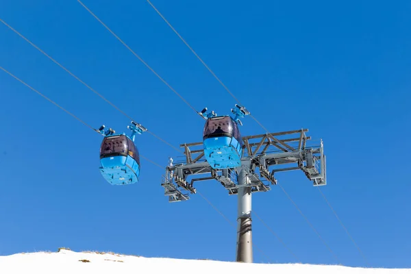 Deux cabines du téléphérique de la station de ski . — Photo