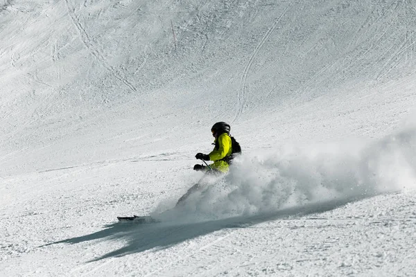 高速でスキーヤーが山から降りる. — ストック写真