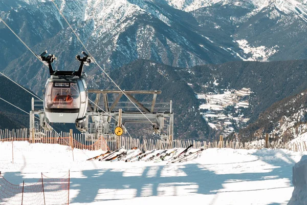 PYRENEES, ANDORRE - 14 FÉVRIER 2019 : Téléski dans les montagnes, les silhouettes des touristes à l'intérieur et sur la piste skient . — Photo