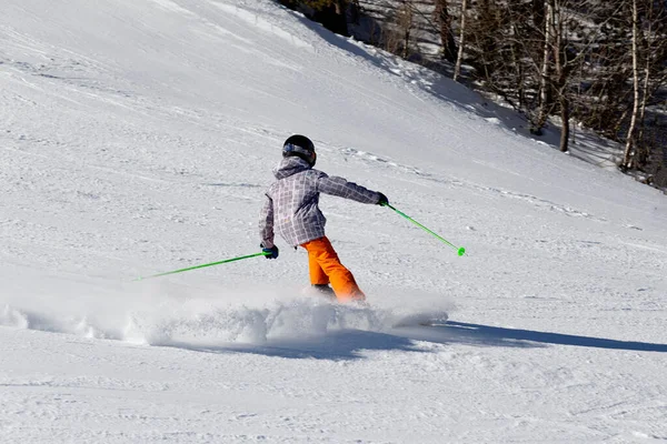 ピレネー山脈、アンドラ- 2019年2月17日:山の中腹にある少年スキーが鋭いターンを作ります — ストック写真