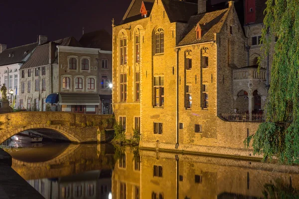 UGES, БЕЛЬГИУМ - 9 ИЮНЯ 2017 года: Древние здания в центре города отражаются в воде каналов ночью . — стоковое фото