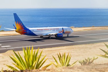 MADEIRA, PORTUGAL - 3 AĞUSTOS 2018: Madeira Havaalanı pistindeki uçak.