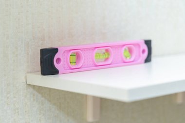 Dairedeki rafta pembe yapım bölümü var..