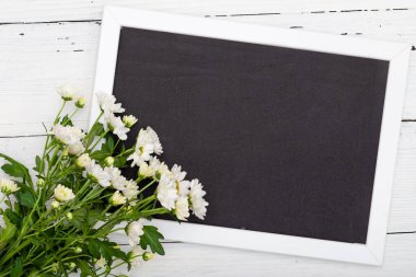 İçinde boşluk olan çerçeve ahşap bir masanın üzerinde duruyor..