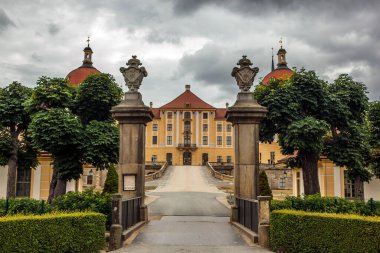 Wettin Hanesi 'nin Sakson seçmenlerinin av kalesi, Moritzburg' da, Dresden 'e 14 km uzaklıkta..