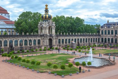 Almanya 'nın doğusunda meşhur Dresden Galerisi' ne ev sahipliği yapan Saksonya 'nın başkenti Dresden' deki Zwinger Sarayı 'nın topluluğu..