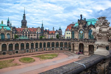 Almanya 'nın doğusunda meşhur Dresden Galerisi' ne ev sahipliği yapan Saksonya 'nın başkenti Dresden' deki Zwinger Sarayı 'nın topluluğu..