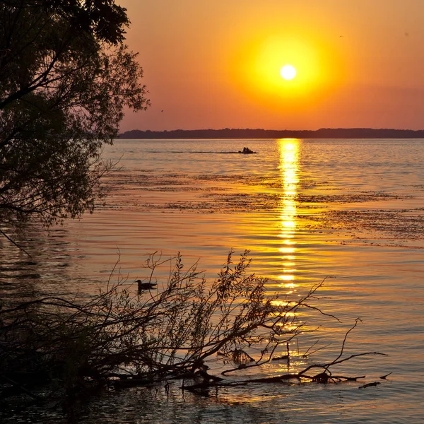 日の出の光の中でドニエプル川の美しさ — ストック写真