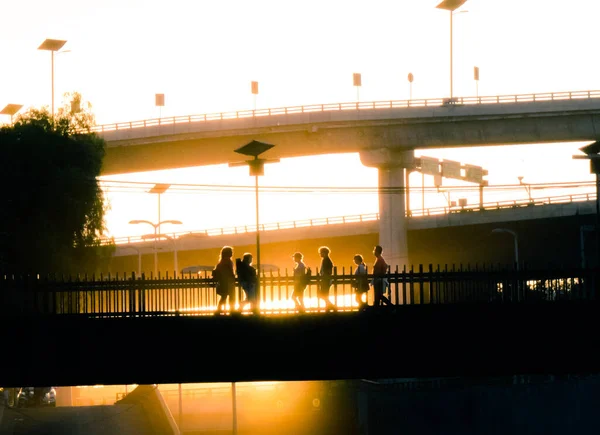 คนข ามสะพานเท — ภาพถ่ายสต็อก