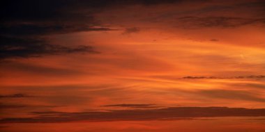 Turuncu gökyüzü ve muhteşem altın yansımasıyla güzel dramatik bir gün batımı. İnanılmaz yaz gün batımı manzarası.