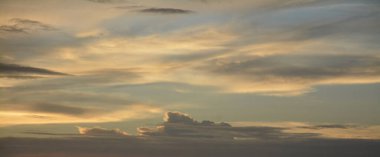 Turuncu gökyüzü ve muhteşem altın yansıması olan güzel dramatik, korkunç gün batımı. İnanılmaz yaz gün batımı manzarası.