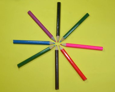 Farklı arkaplandaki izole sanat kalemi