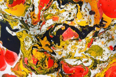 Bir tutam boya. Su, akrilik, yağ ve sütün karışımından oluşan yakın plan bir resim. Mermer desenli akrilik desen, çok renkli arkaplan 
