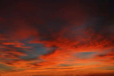 Turuncu gökyüzü ve muhteşem altın yansımasıyla güzel dramatik bir gün batımı. İnanılmaz yaz gün batımı manzarası.