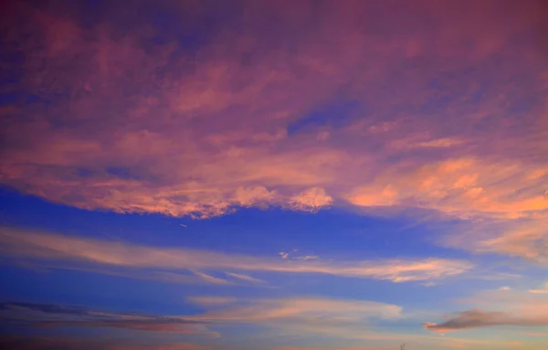 Schöner Dramatischer Sonnenuntergang Mit Orangefarbenem Himmel Und Atemberaubender Goldener Reflexion Stockfoto