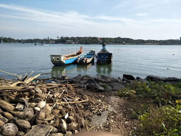 Nehir kıyısındaki küçük balıkçı tekneleri