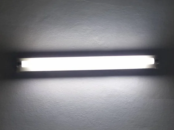 Işığın bir lambadan yayılması