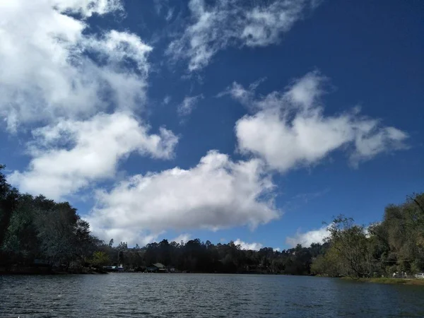 Der See Und Der Himmel — Stockfoto