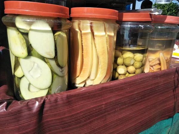 Cam kavanozda taze sebze turşusu.