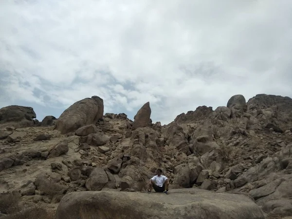 Mavi gökyüzü ve bulutlu dağ manzarası